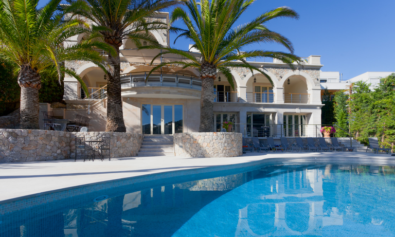 Renovated villa in Andratx, Mallorca, with a swimming pool, stone terraces and palm trees — a CSM project.